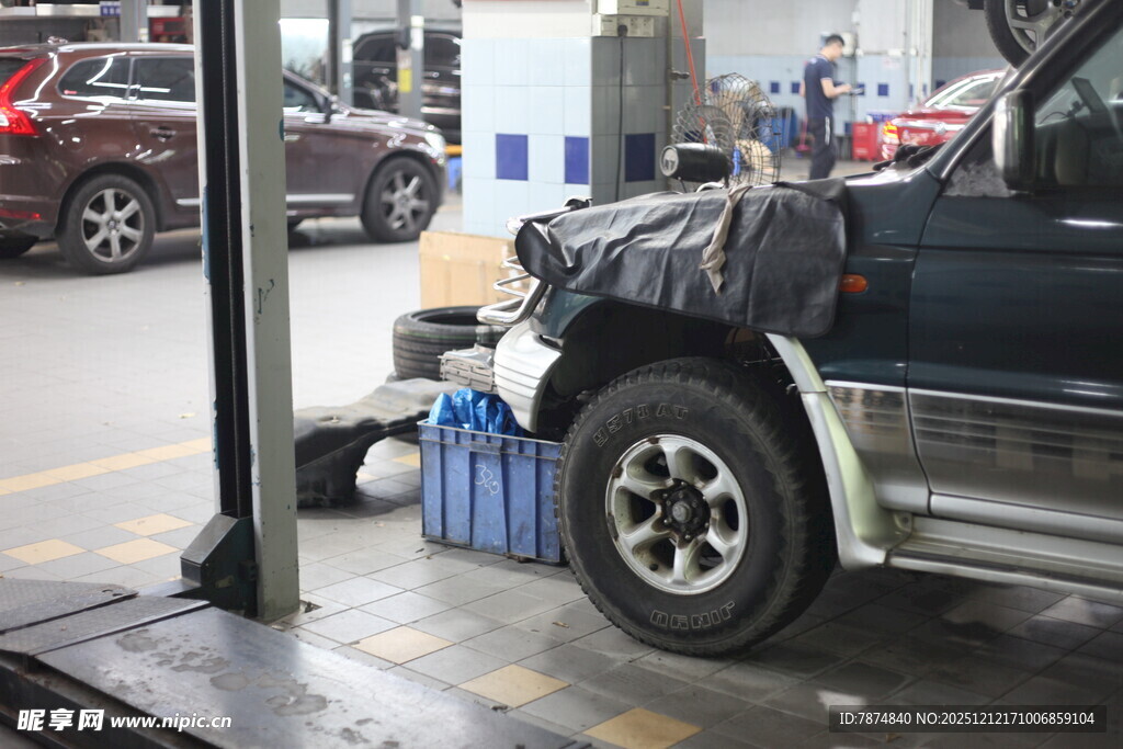 汽车在车间进行维修保养