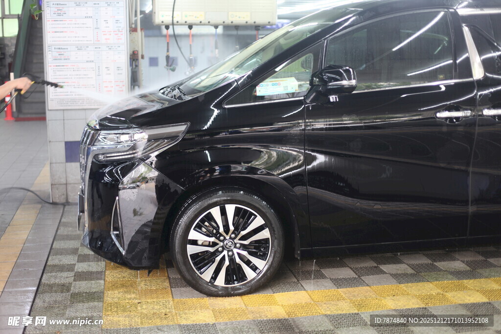 黑色汽车在车间维修保养