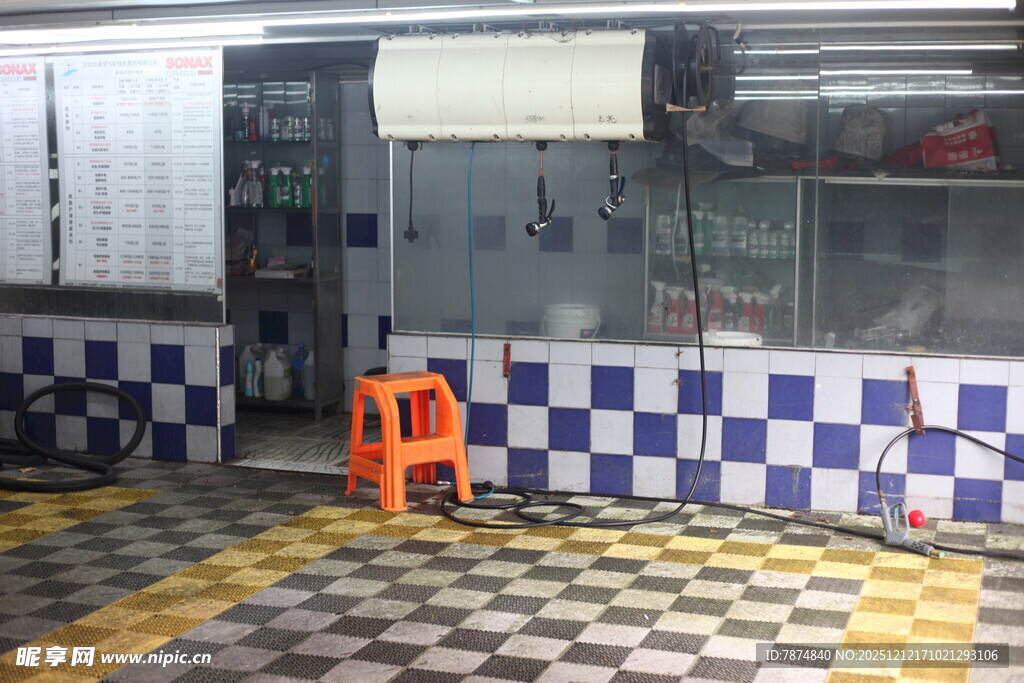 室内整洁的洗车工作区域