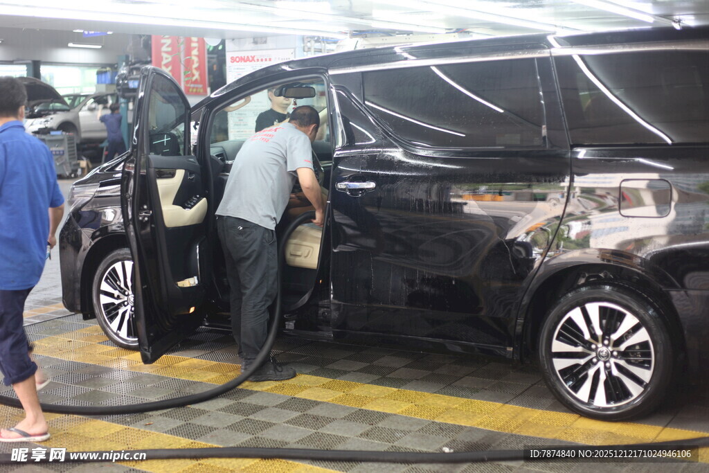 工人为黑色汽车安装配件