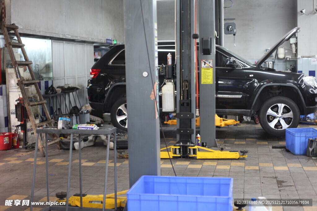 汽车维修车间内景