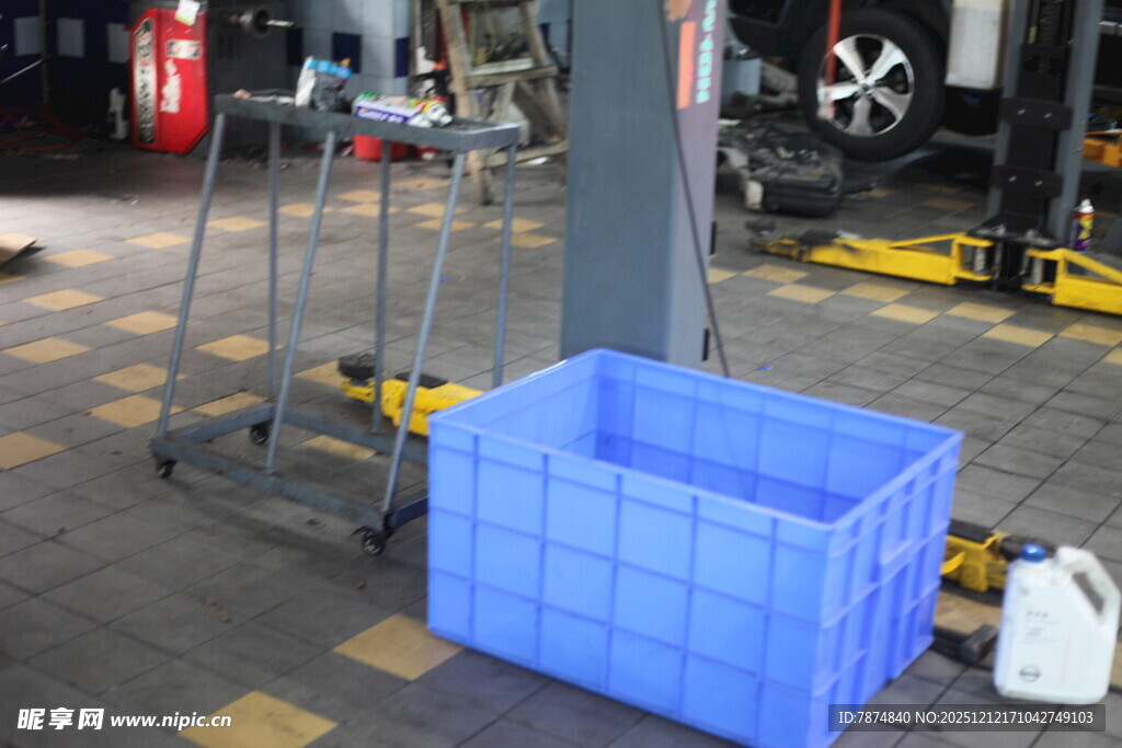 车间内的蓝色塑料箱