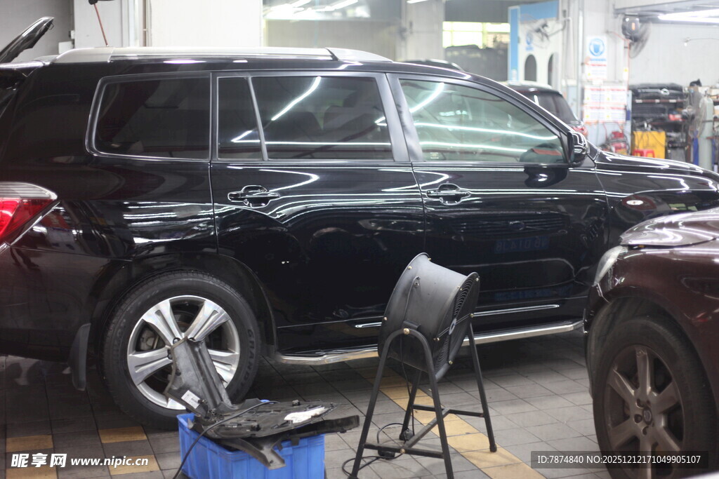 车库中的黑色SUV汽车