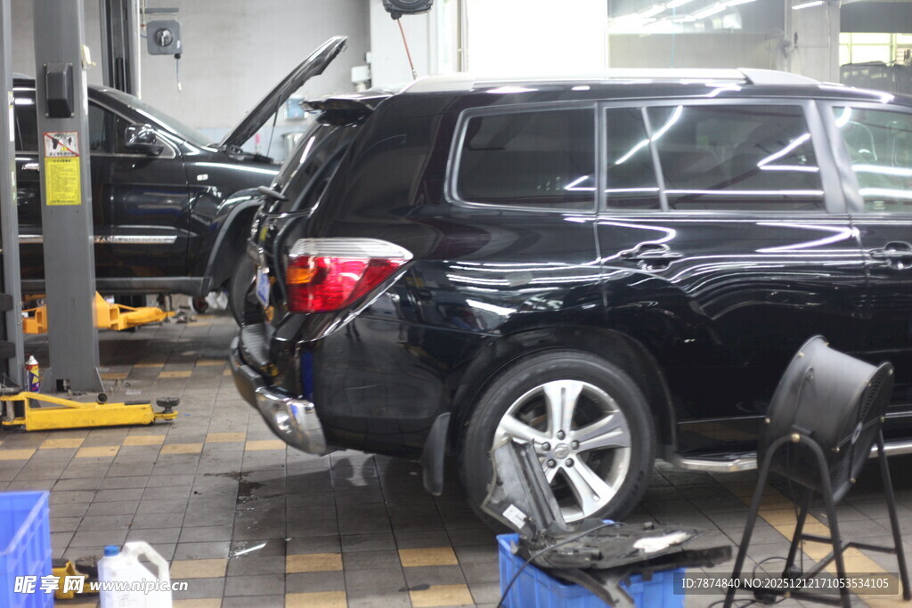汽车维修车间内的黑色车辆