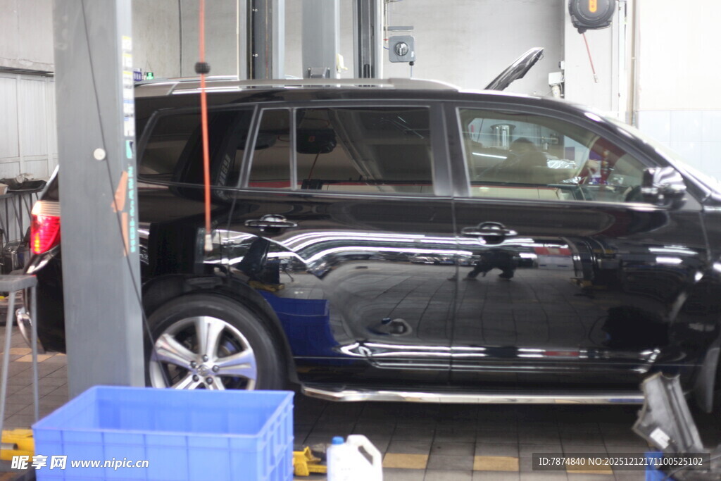 汽车在车间进行维修保养