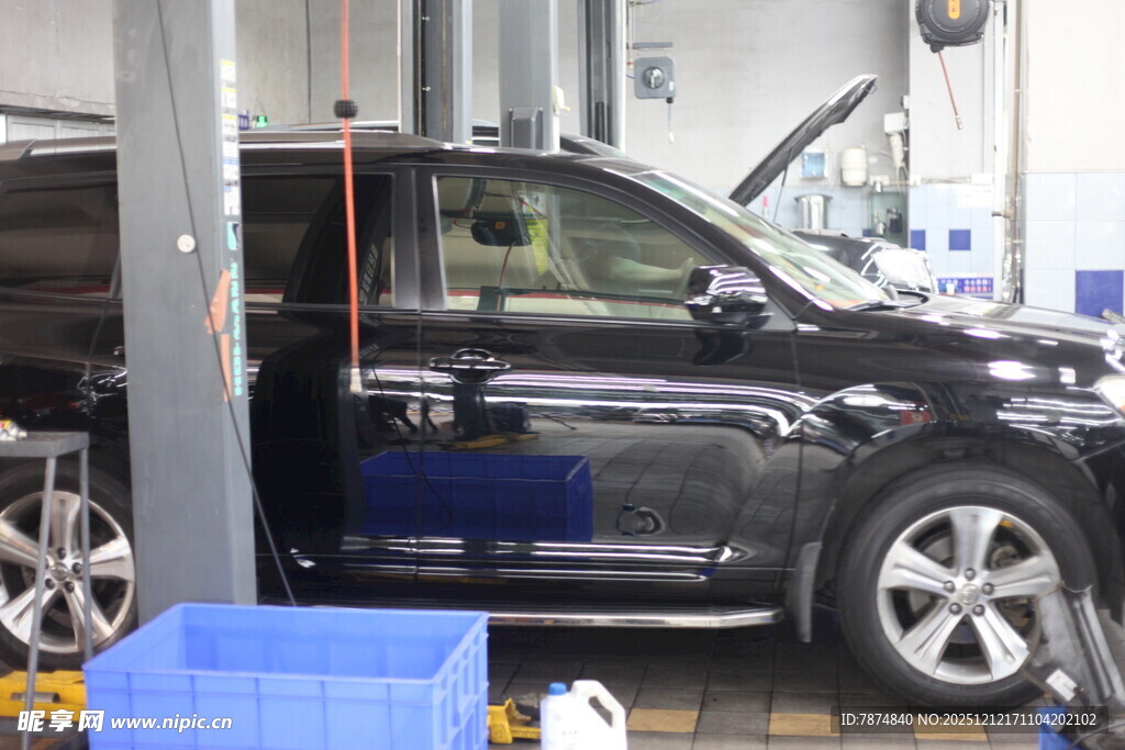 汽车维修车间中的黑色车辆