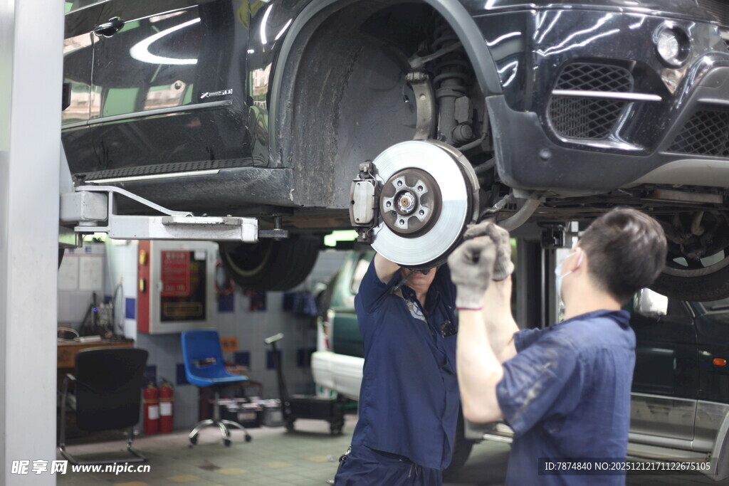 汽车维修技师检修车轮