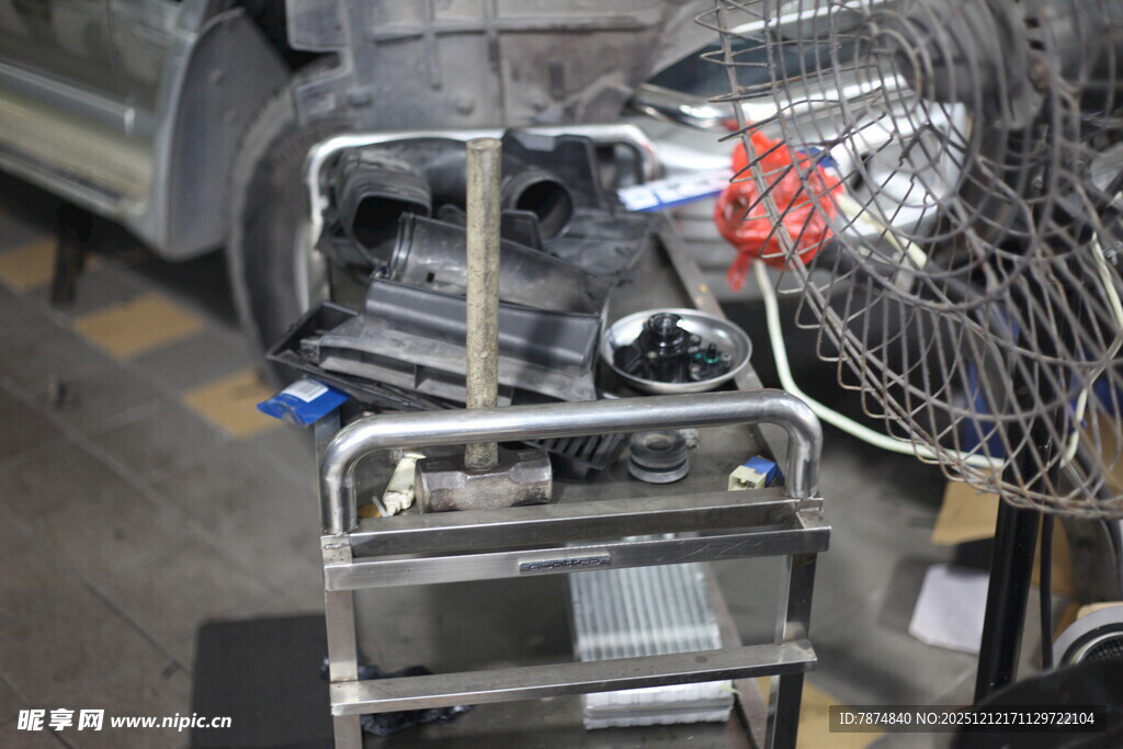 金属推车与风扇设备