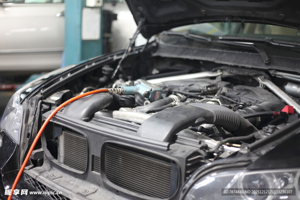 汽车发动机维修场景