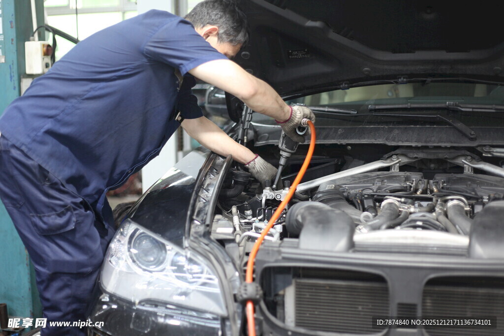 汽修工人专注检修汽车