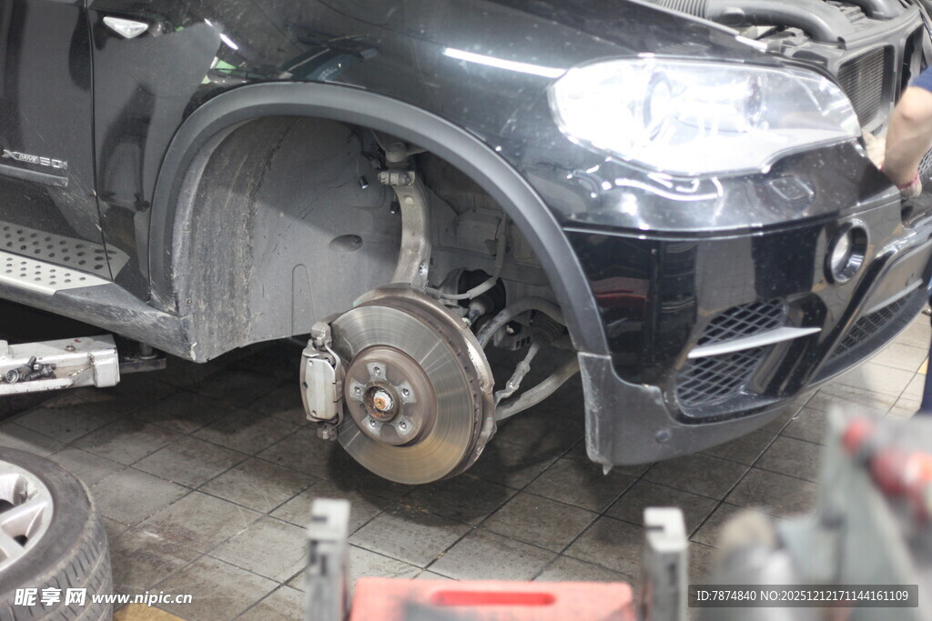 汽车刹车系统维修场景