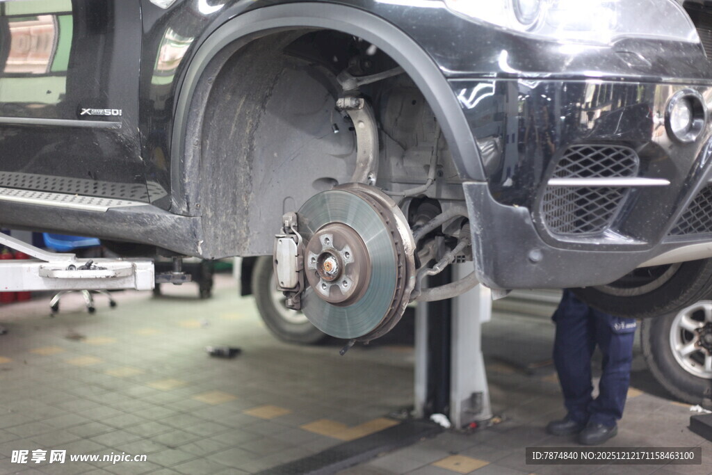 汽车维修中拆卸车轮场景