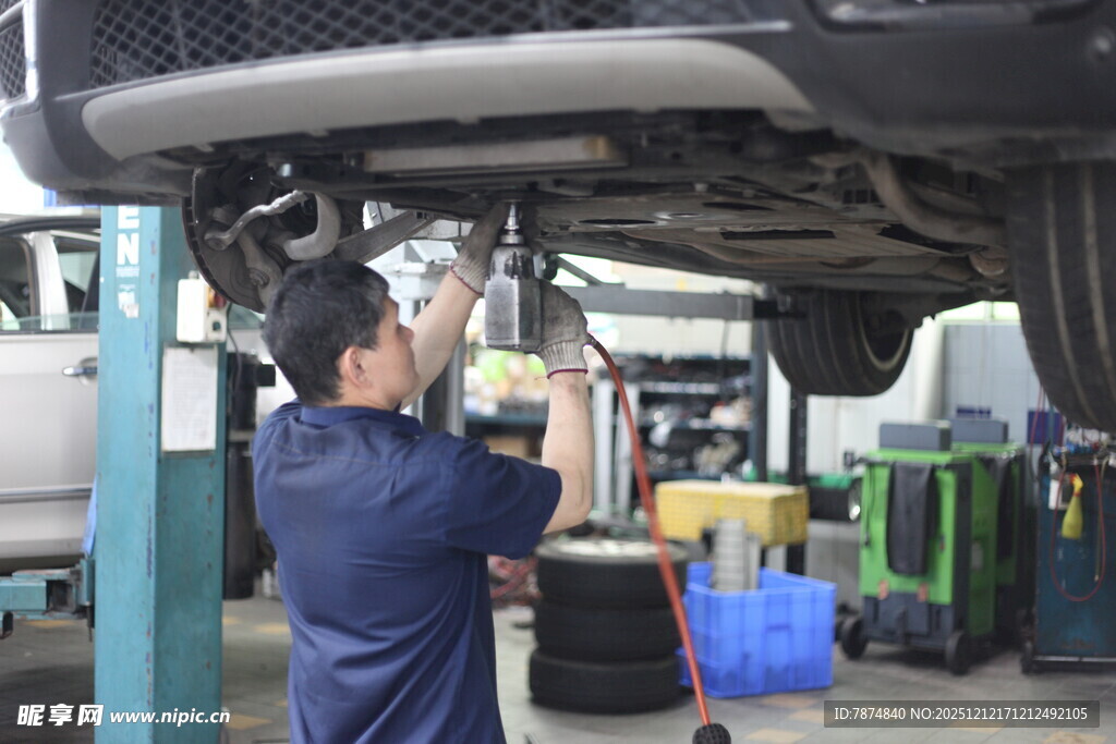 汽修工人检修汽车底盘