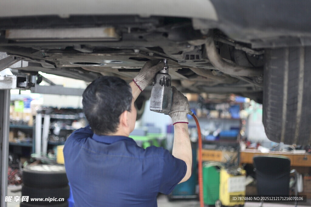 汽修工人专注检修汽车底盘