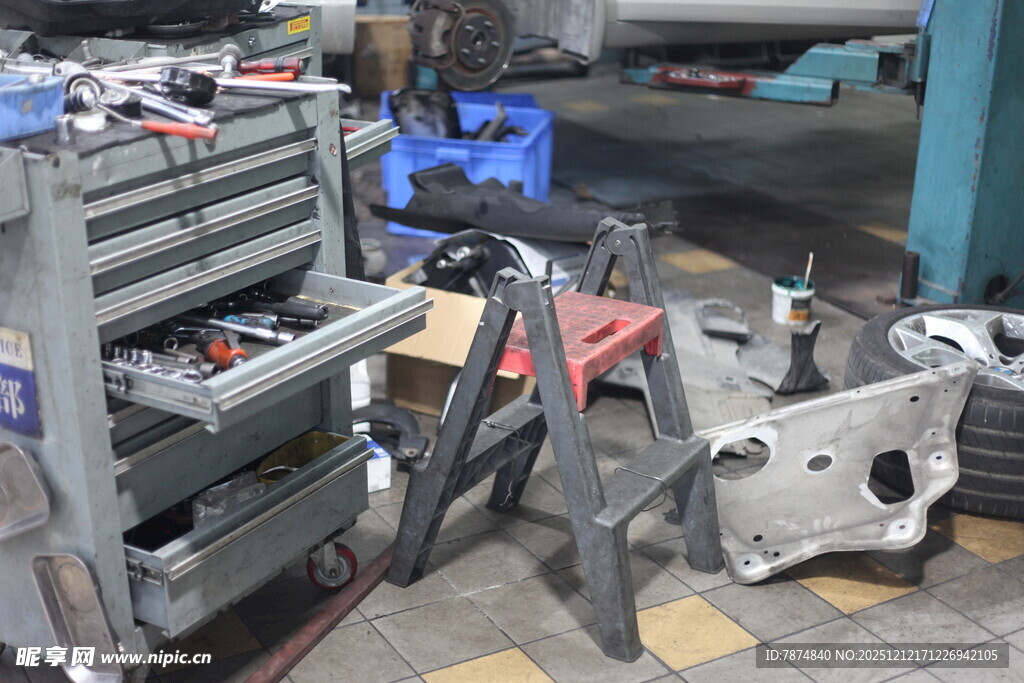 工厂车间内的机械零部件