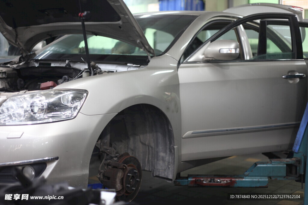 银色轿车于车间维修保养