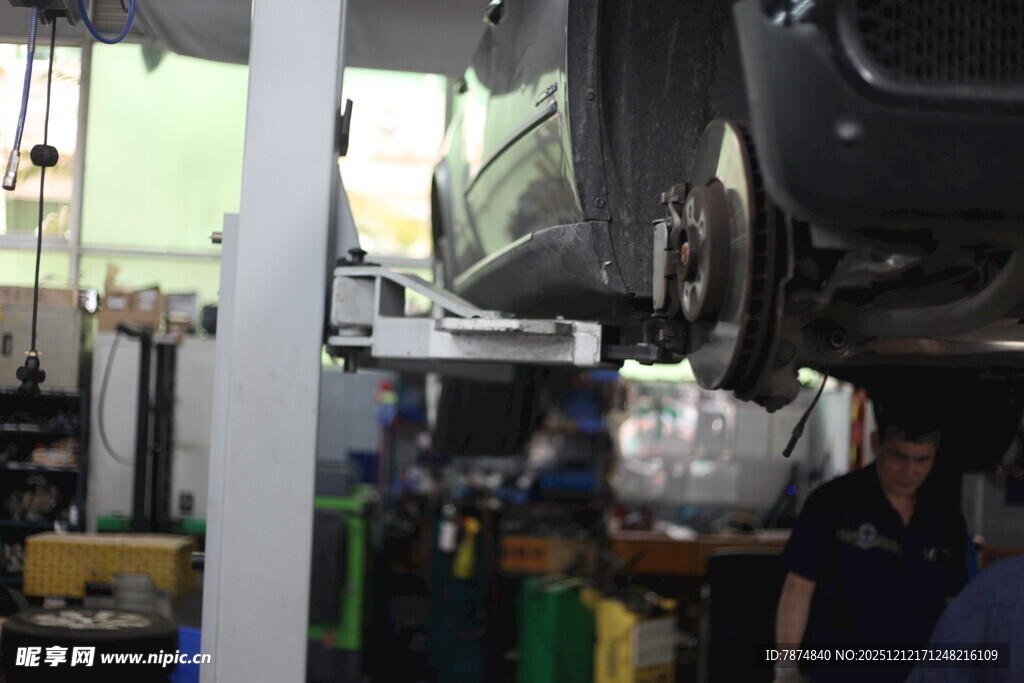 汽车维修车间工作场景