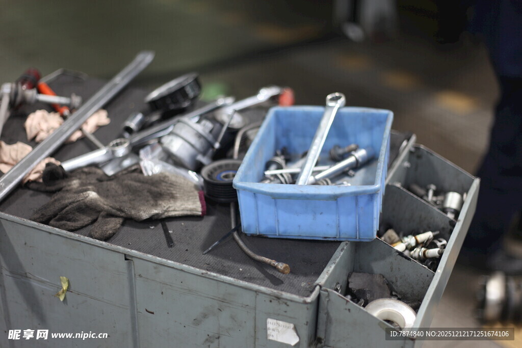 废旧金属零件堆放在一起