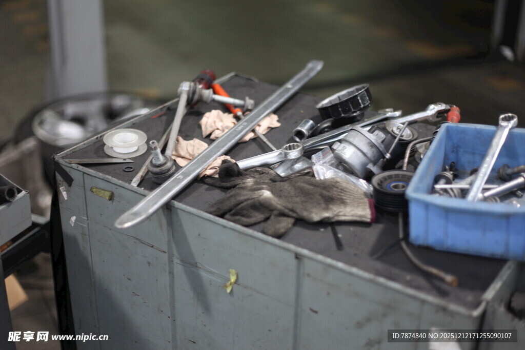 工作台上的多样维修工具