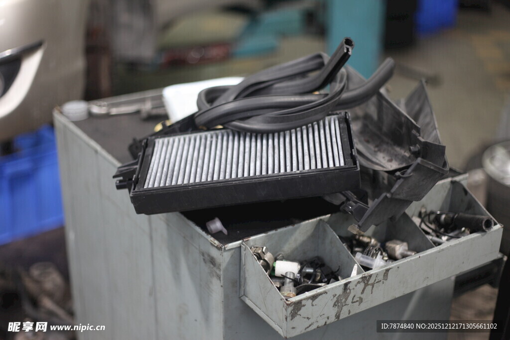 损坏的汽车空调部件