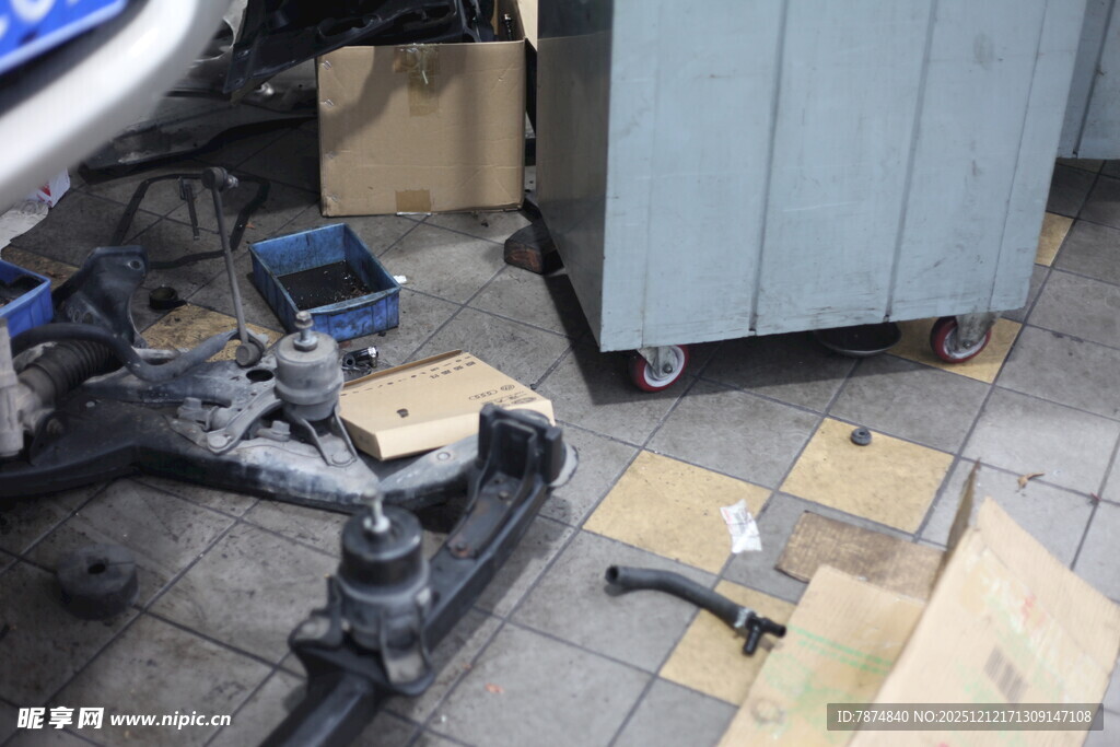 车间内散落的机械零件与纸箱