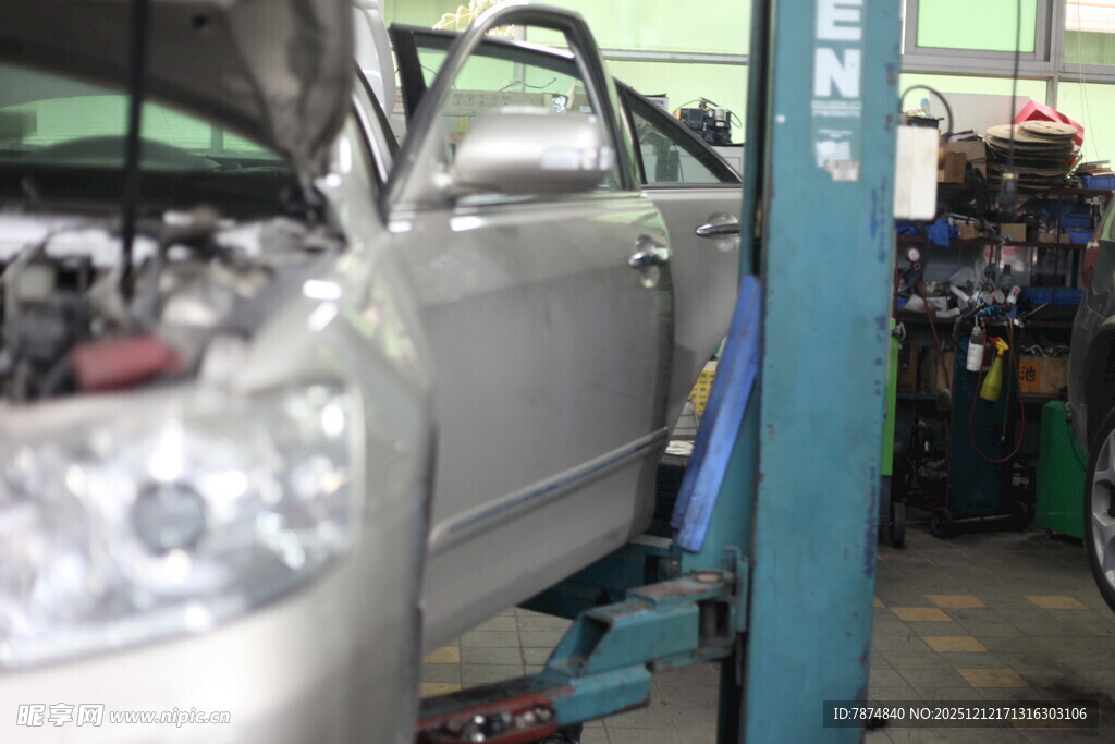 汽车于维修车间进行检修
