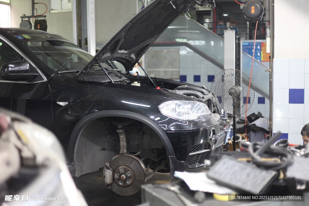 汽车维修车间作业场景