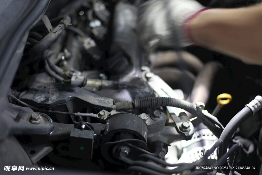 工人检修汽车发动机