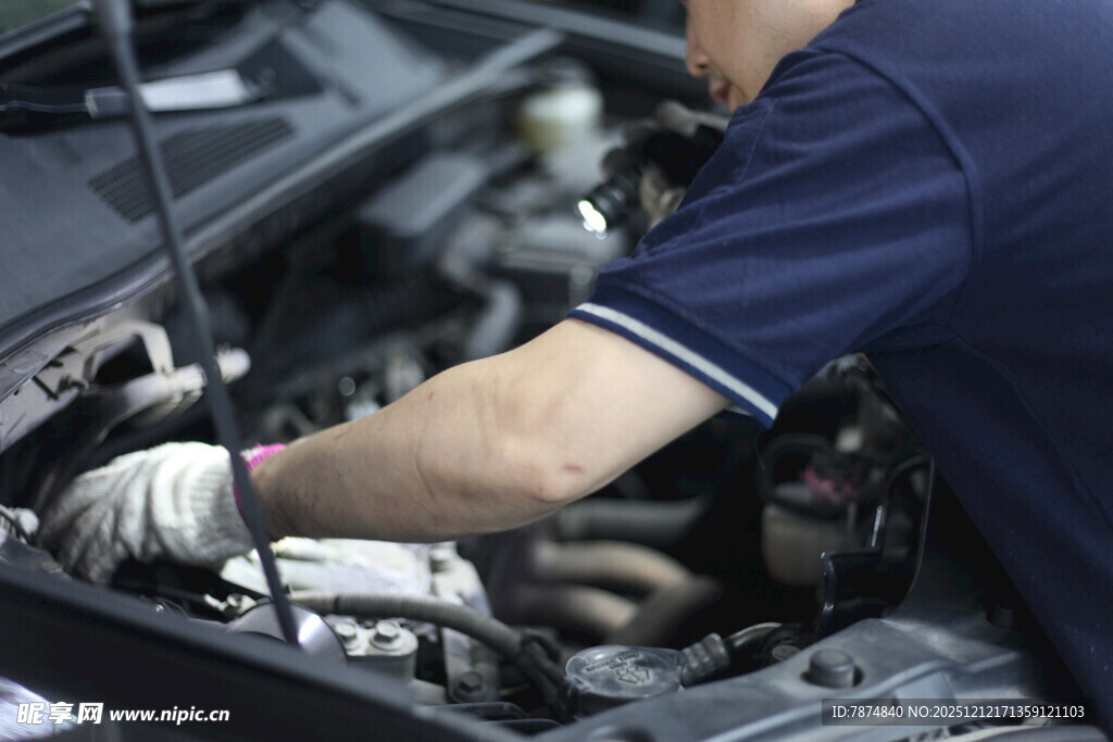 汽车维修工人专注检修