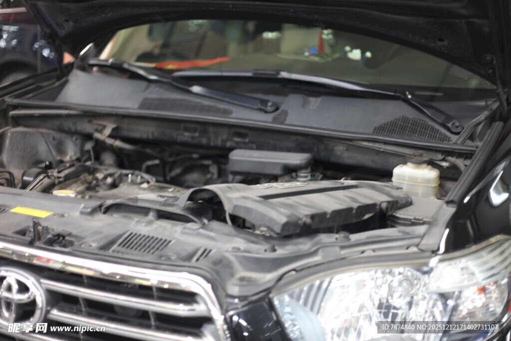 汽车发动机舱特写