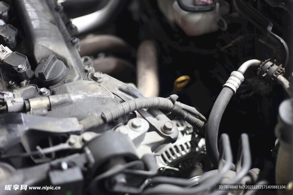 汽车发动机维修场景