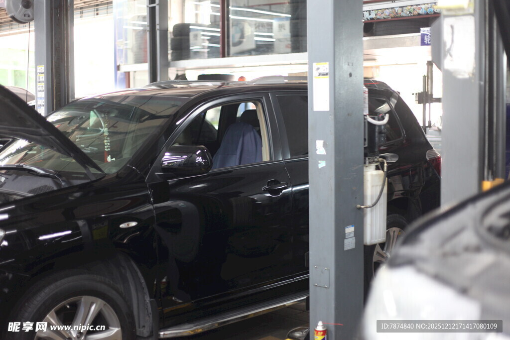 汽车在维修车间进行检修