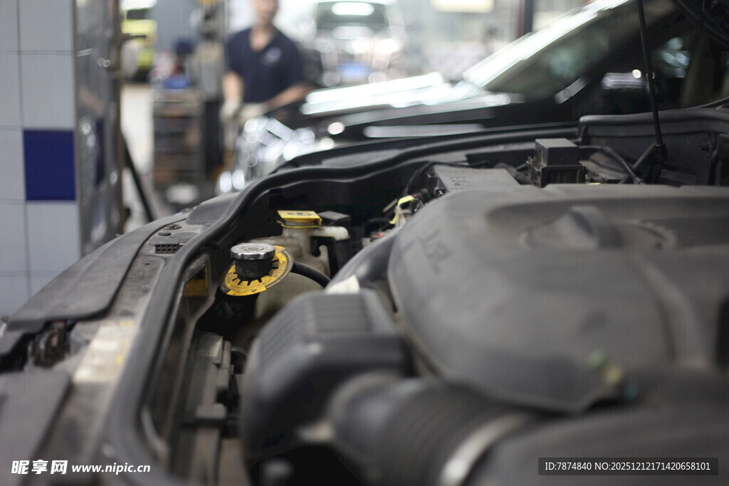 汽车引擎检修场景
