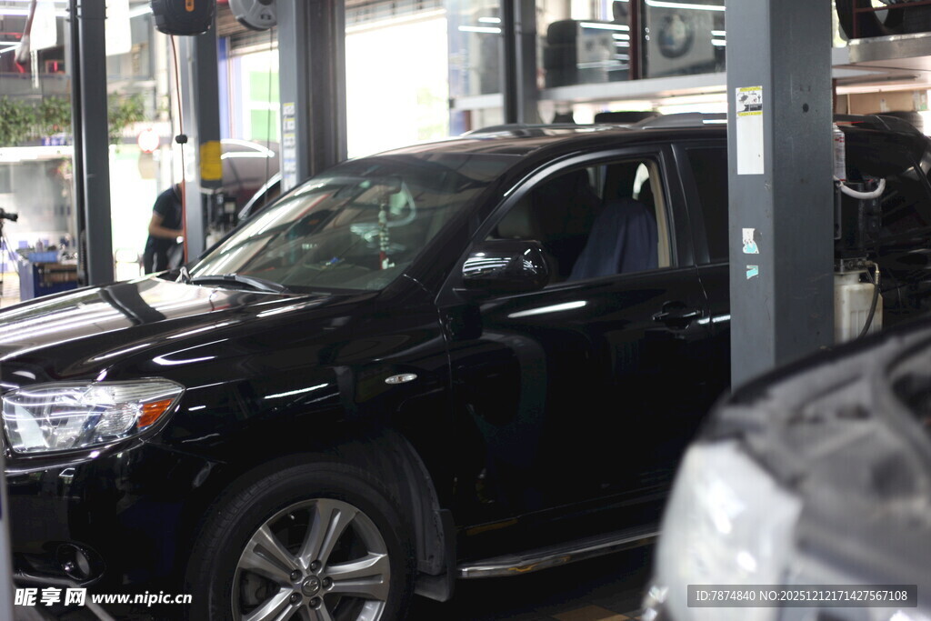 汽车维修车间内的黑色车辆