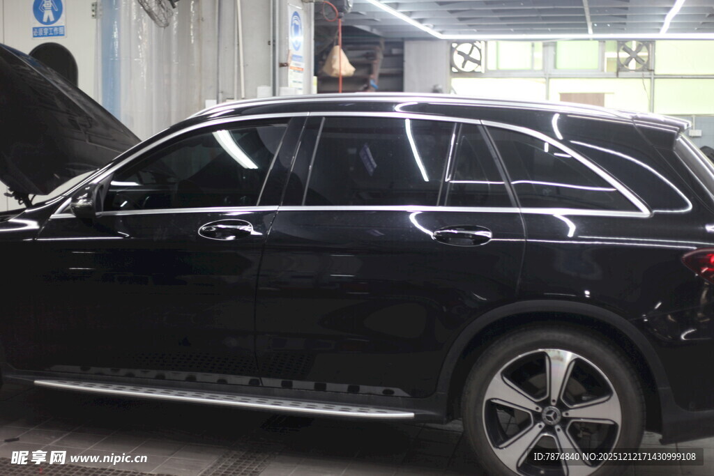 黑色SUV汽车展示