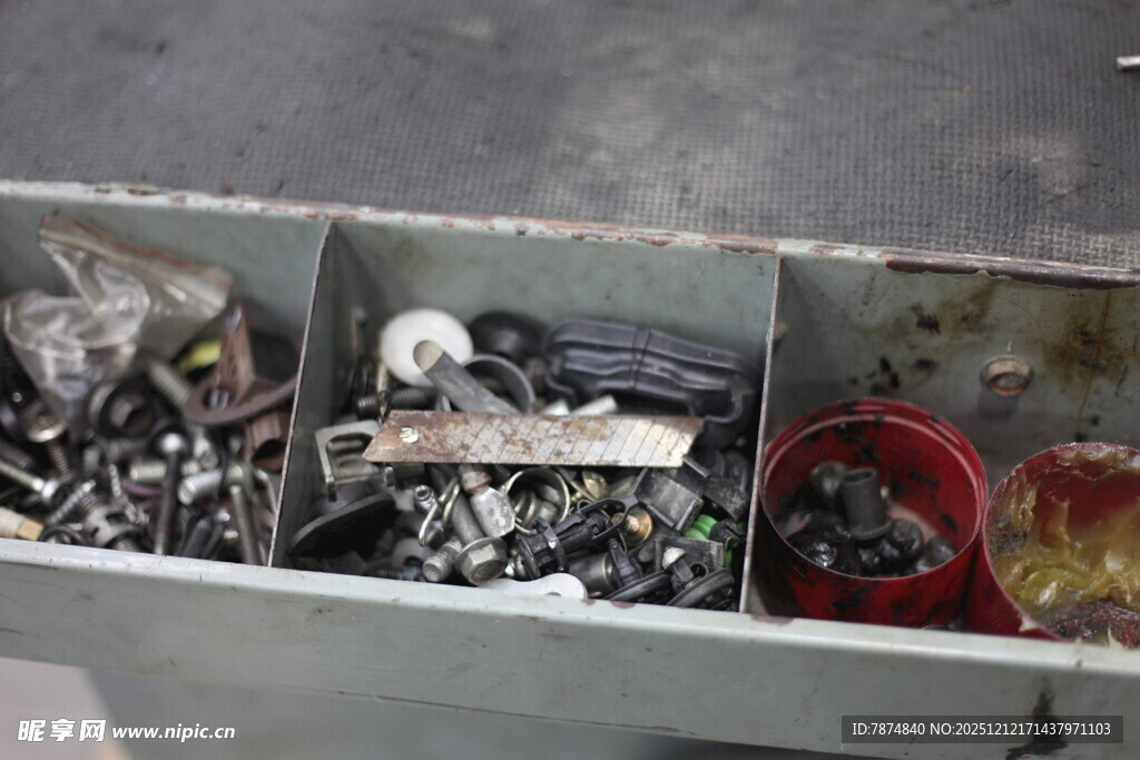 废旧金属零件堆积场景