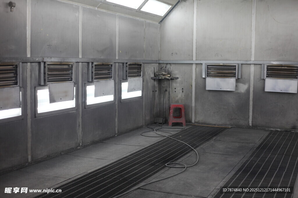 工业喷漆房内部场景