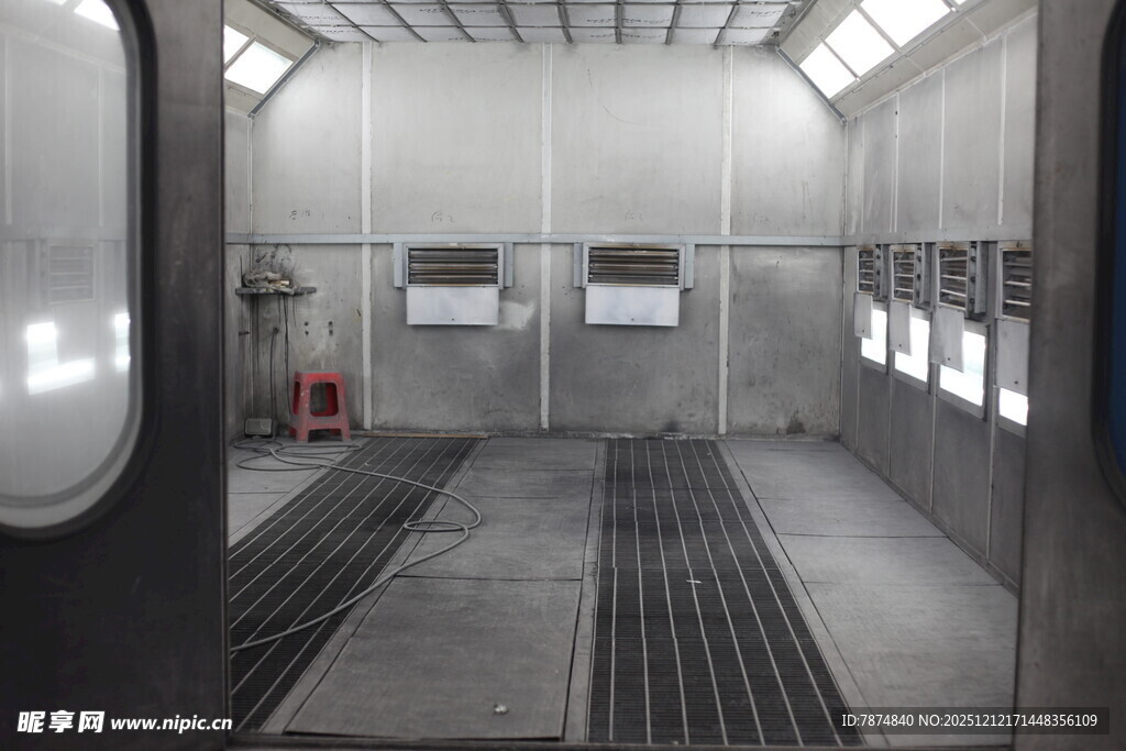 汽车喷漆房内部场景