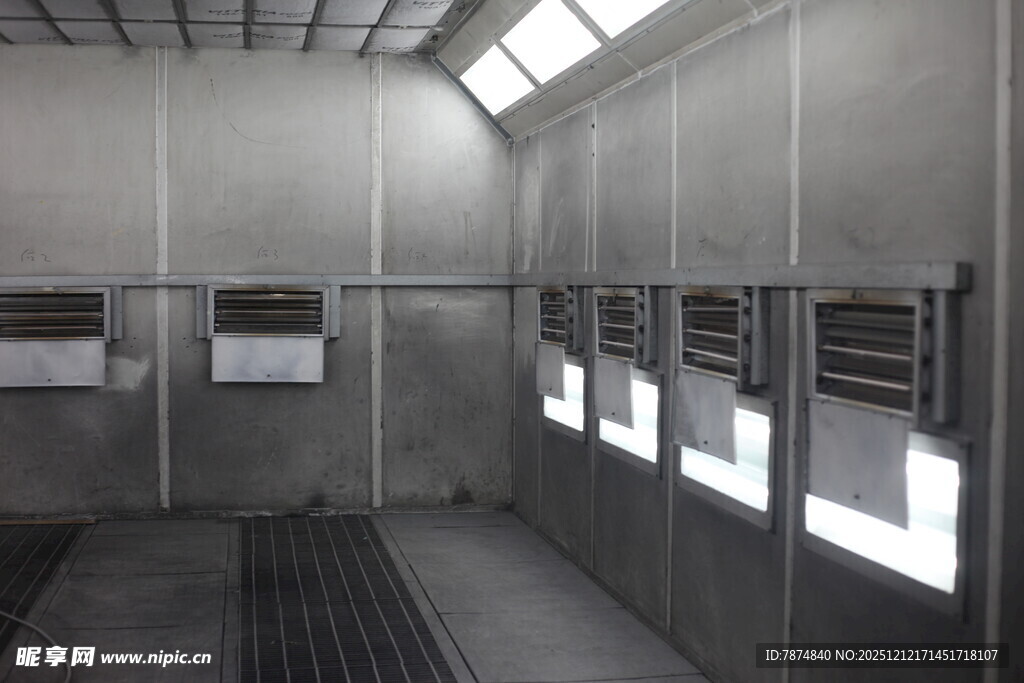 工业喷漆房内部场景