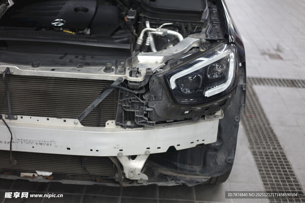 受损汽车前脸特写