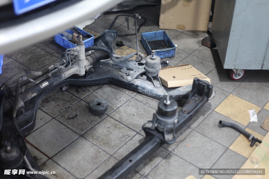 汽车底盘部件维修场景