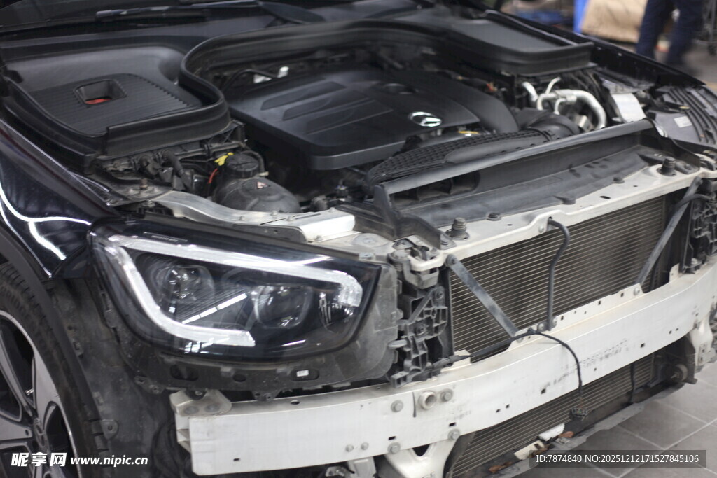 受损汽车前部特写