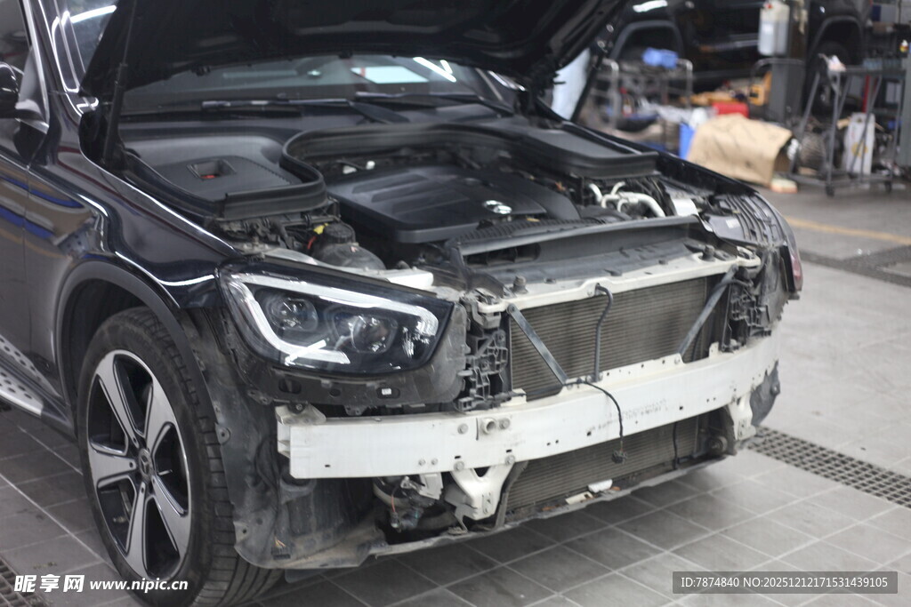 汽车维修中引擎盖已打开