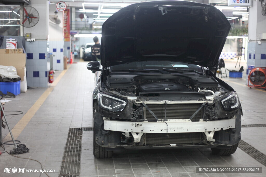 汽车维修车间内检修车辆