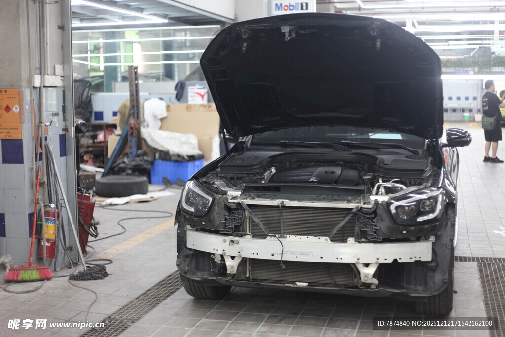 汽车维修车间内的检修车辆