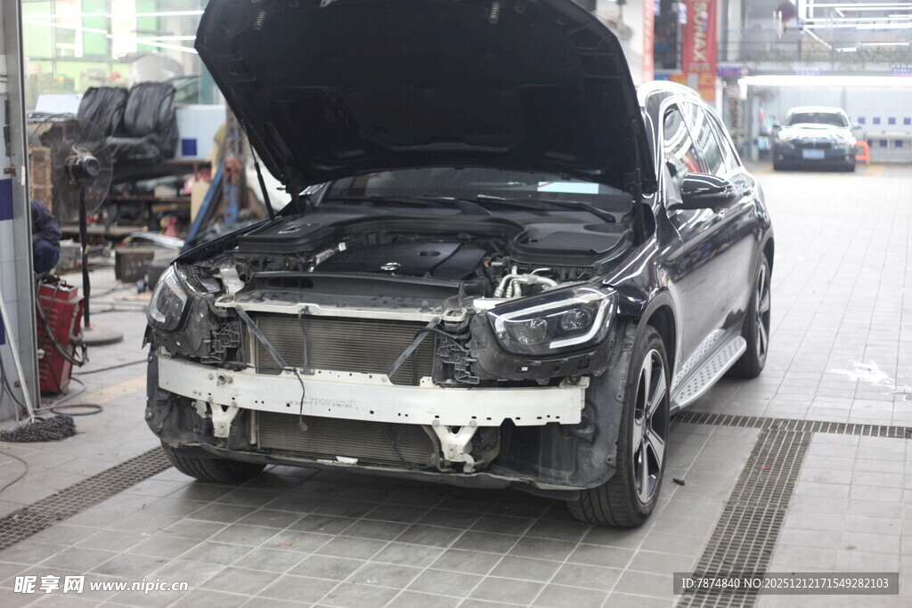 汽车维修中引擎盖已打开