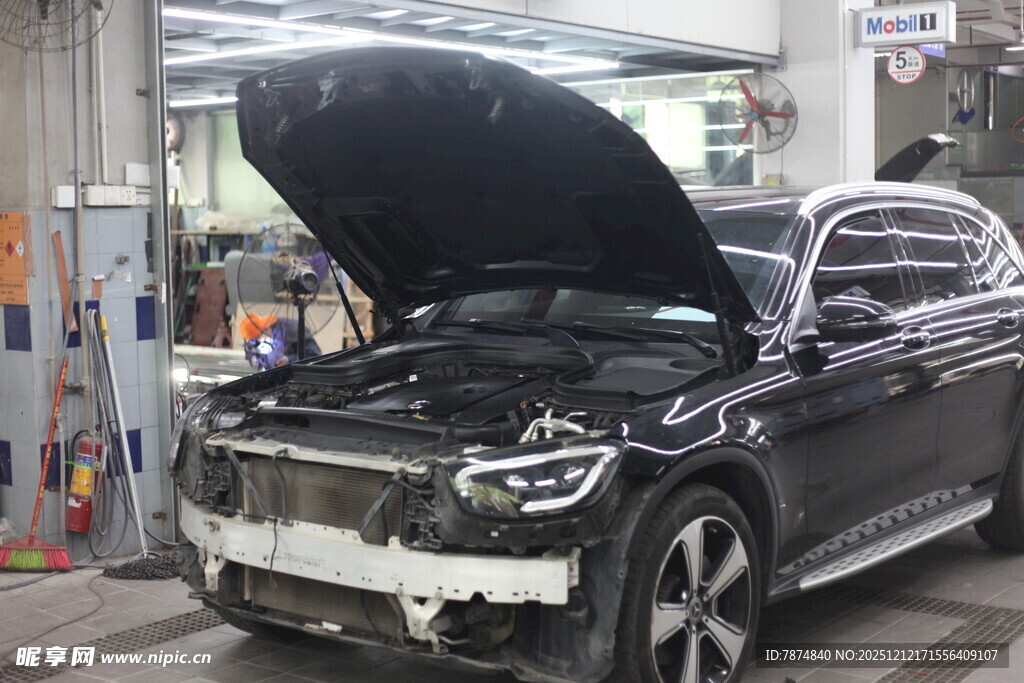 汽车维修中引擎盖已打开