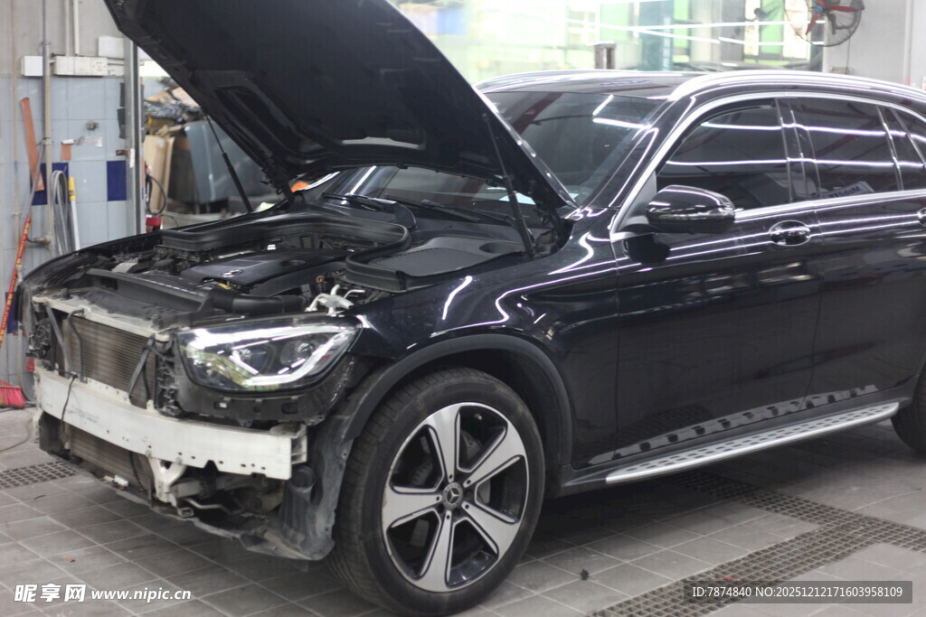 黑色汽车维修中