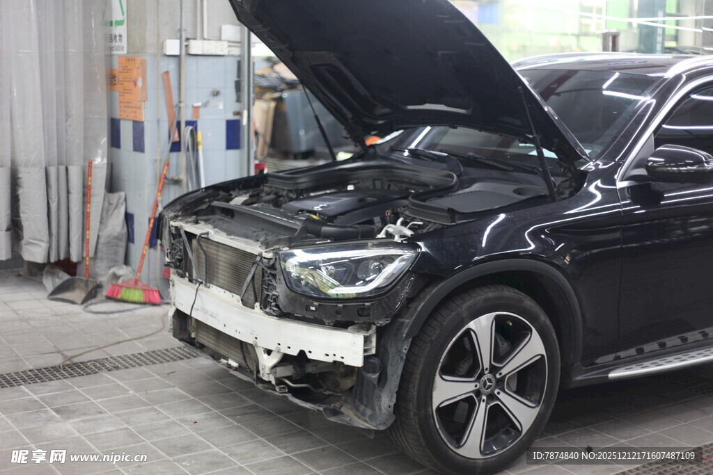 黑色汽车维修中