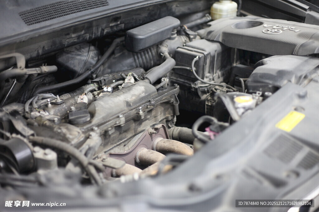 汽车发动机内部细节展示